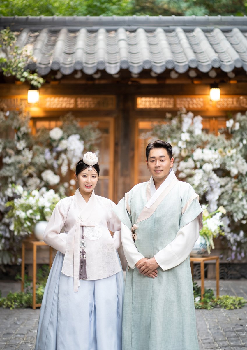 한복을 입은 두 사람